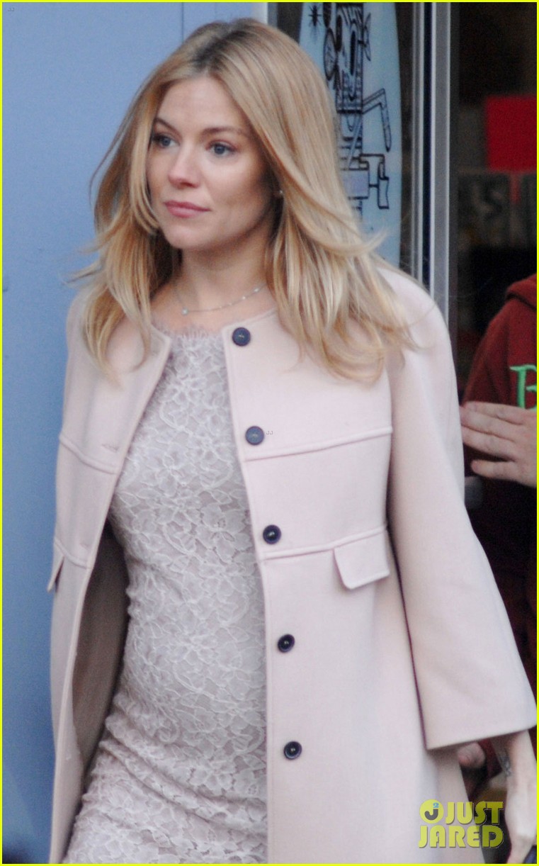 Sienna Miller Baby Bump on 'Case of You' Set! Photo