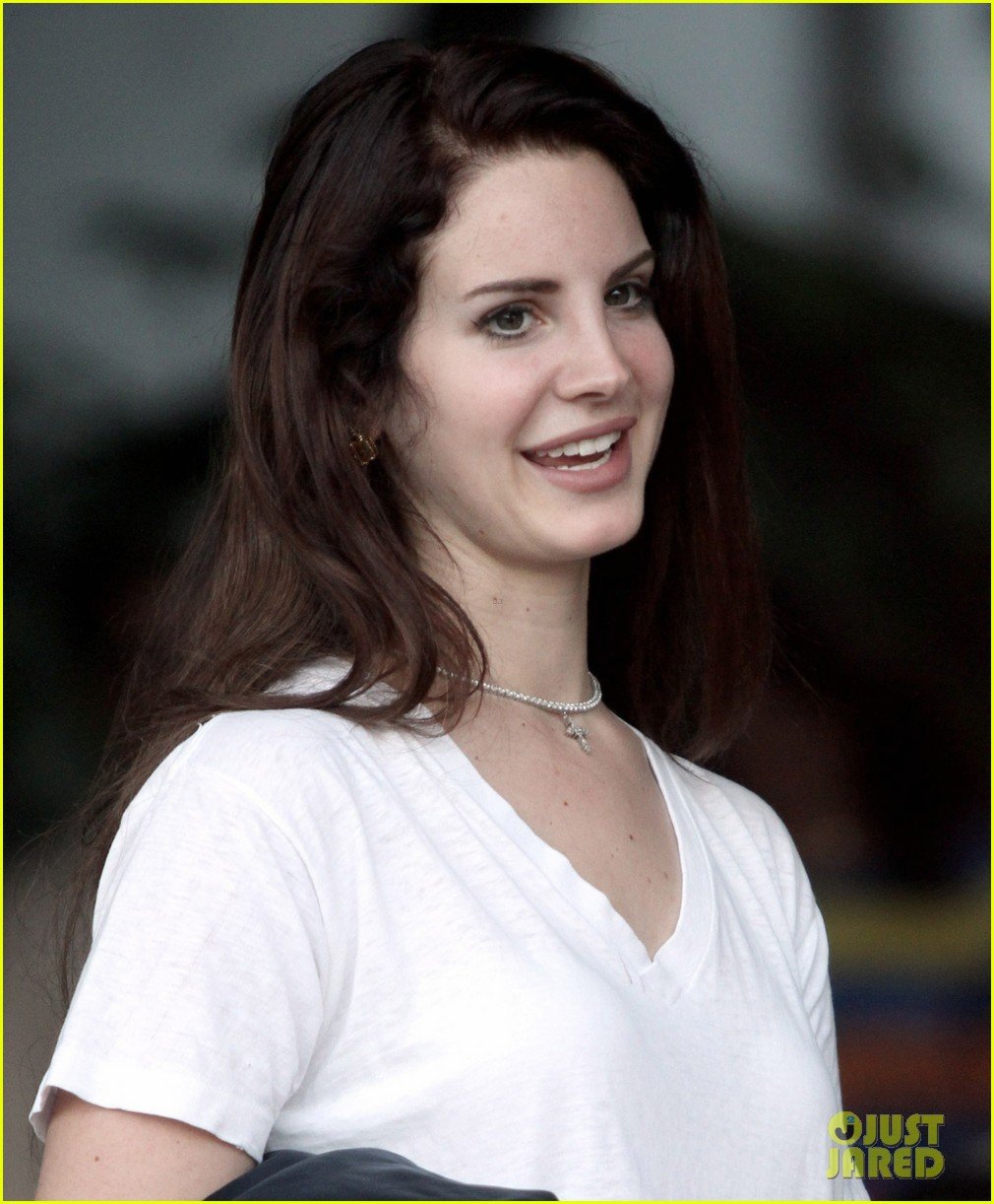 lana-del-rey-leaving-chateau-marmont-02.jpg