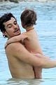 miranda kerr shirtless orlando bloom beach vacation with flynn 20