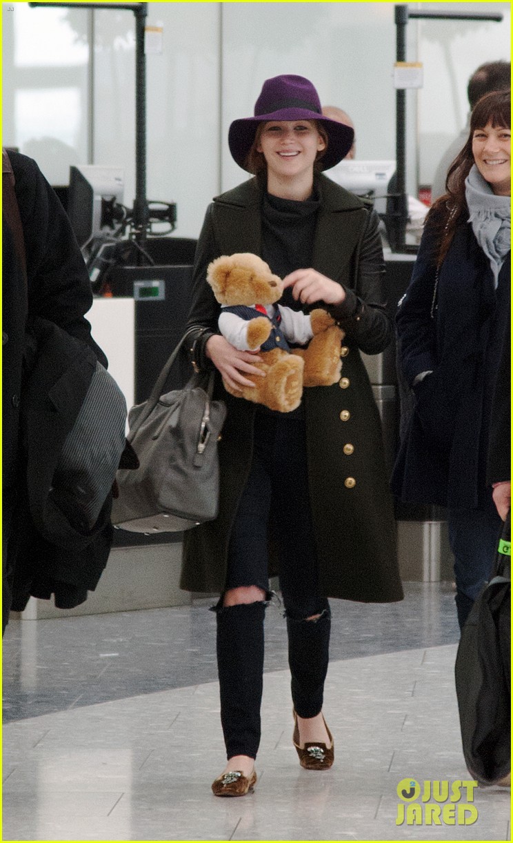 jennifer lawrence teddy bear departure in london 05