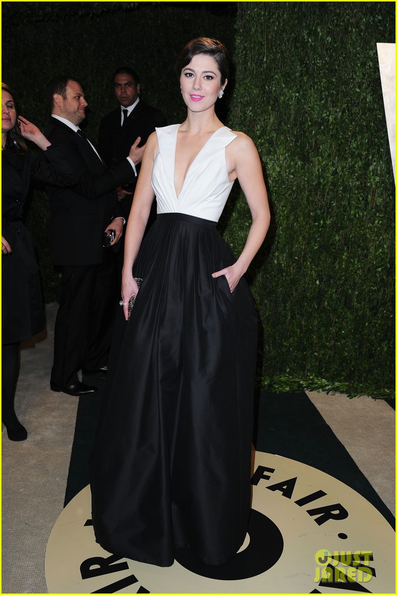 mary-elizabeth-winstead-alice-eve-vanity-fair-oscars-party-2013-19.jpg