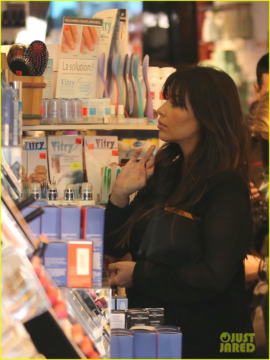 Kim Kardashian: Pregnant Paris Getaway with Kanye West! kim kardashian pregnant paris getaway with kanye west 26