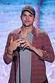 ashton kutcher wins old guy award at teen choice awards 06