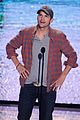 ashton kutcher wins old guy award at teen choice awards 08