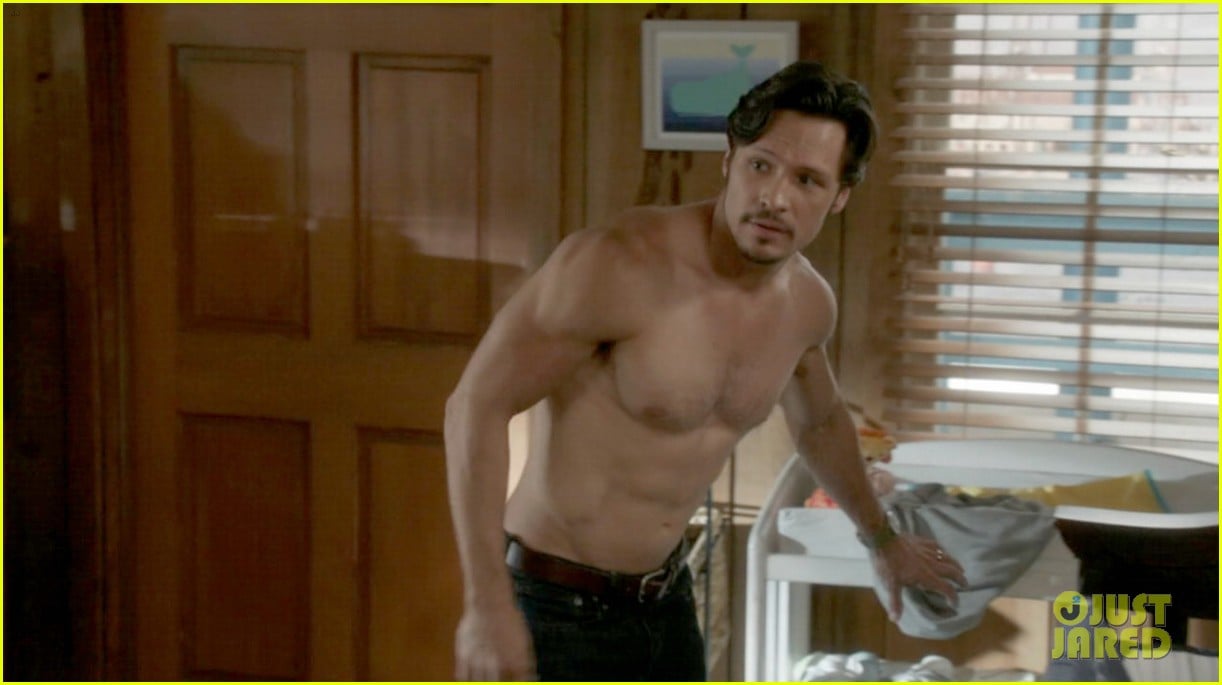 nick-wechsler-barry-sloane-revenge-shirtless-studs-01.jpg