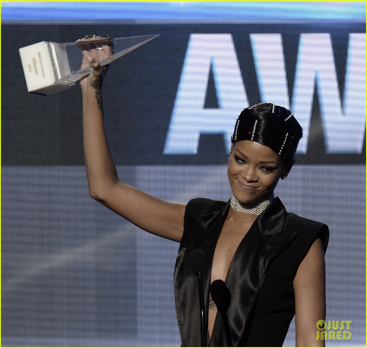 Rihanna Performs 'Diamonds,' Wins Icon Award at AMAs 2013! Photo