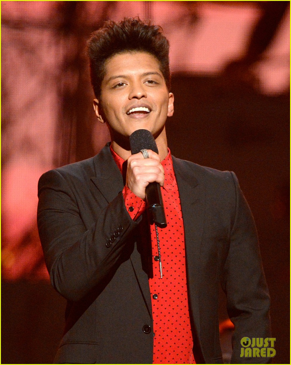 bruno mars thanks girlfriend jessica caban at grammys 2014 02