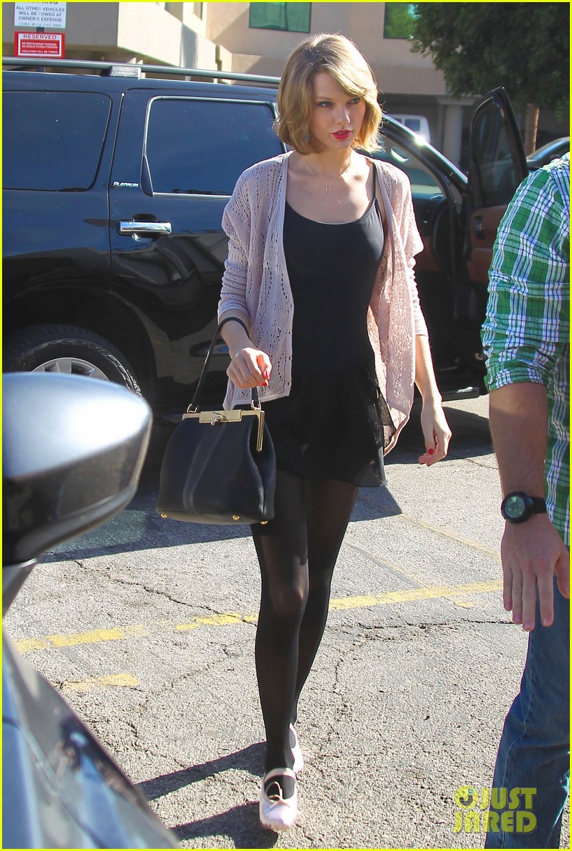 Taylor Swift Brings Her New Short Hair To Ballet Class Photo