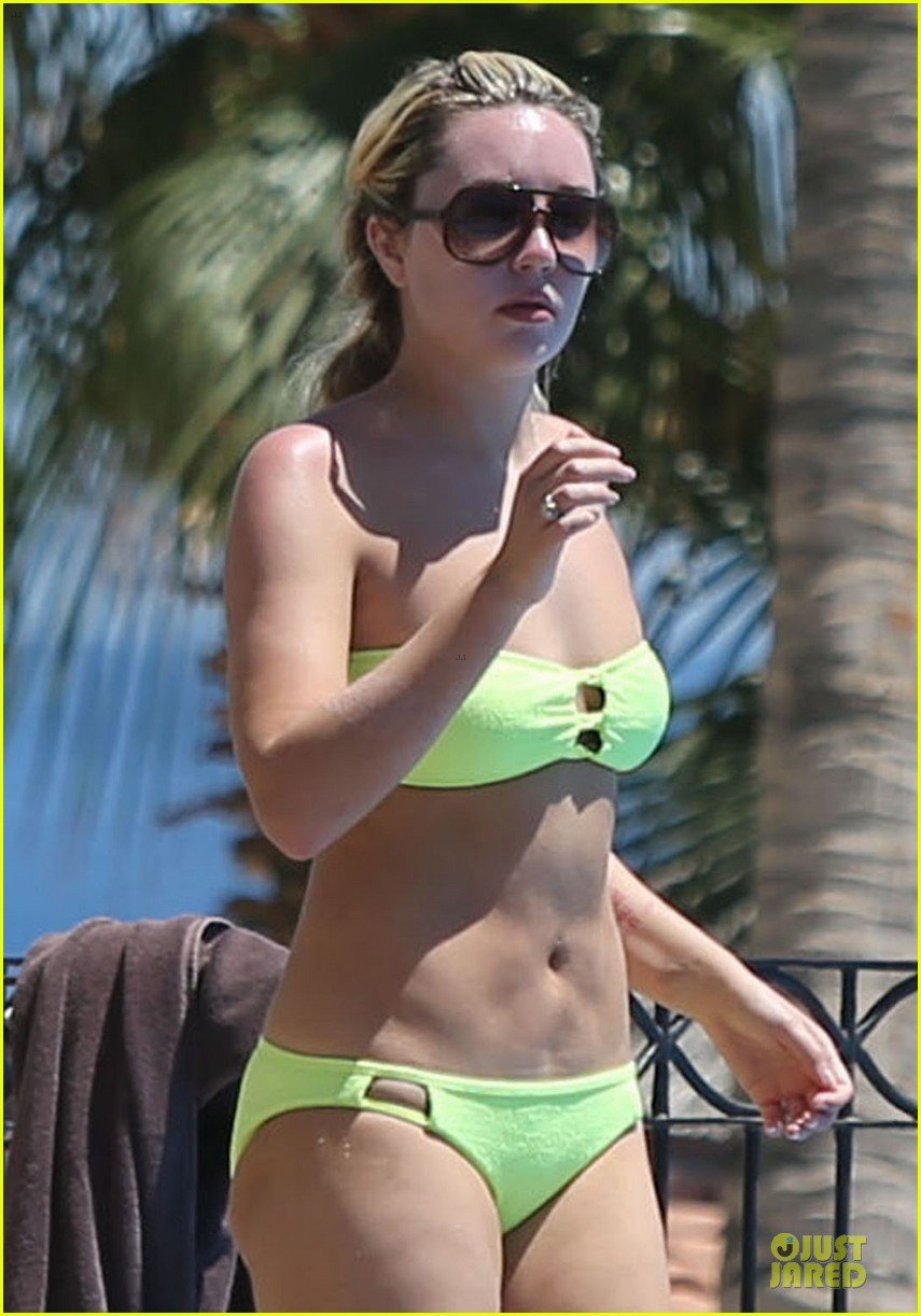Amanda bynes tight bikini
