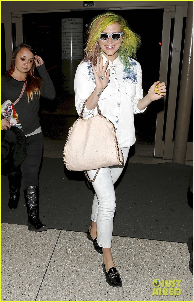 kesha-happily-departs-from-lax-after-att
