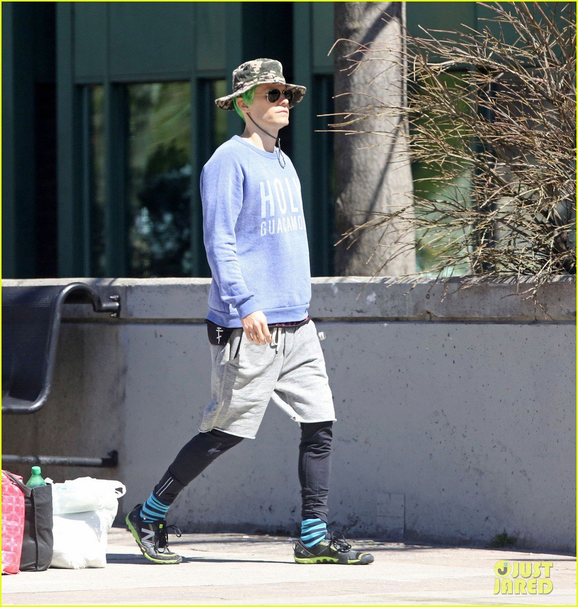 jared leto spotted with green suicide squad hair in toronto 05