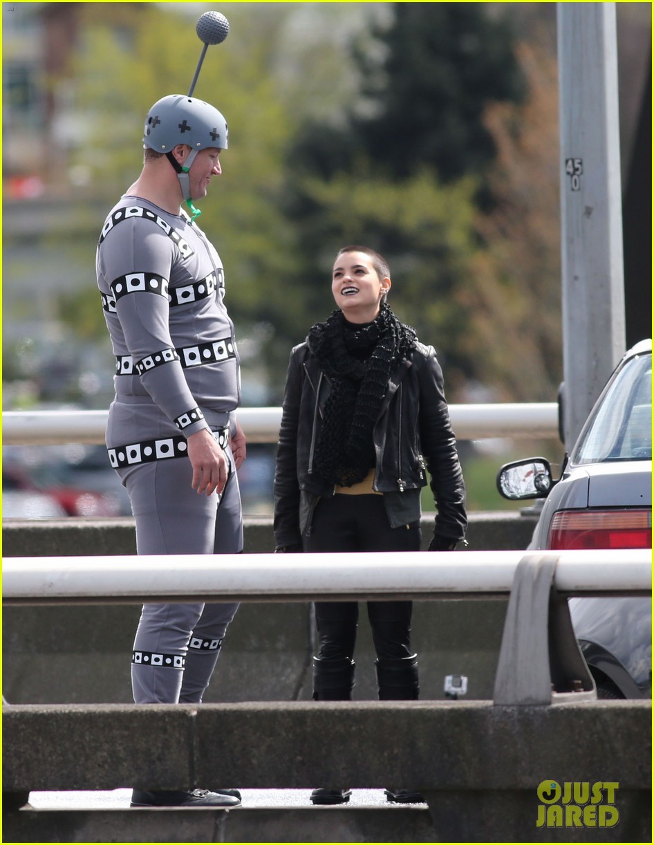 ryan-reynolds-brianna-hildebrand-deadpoo