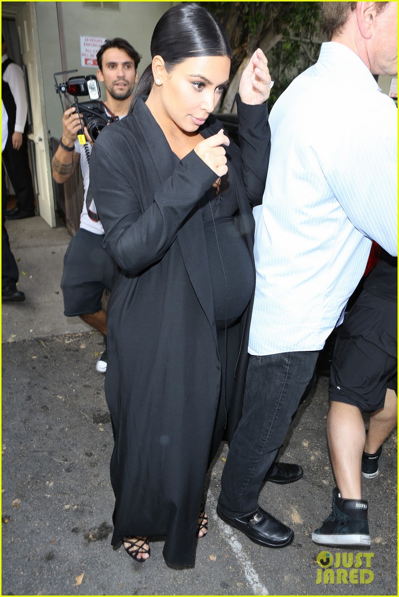 kim kardashian invites fans to birthday brunch 01