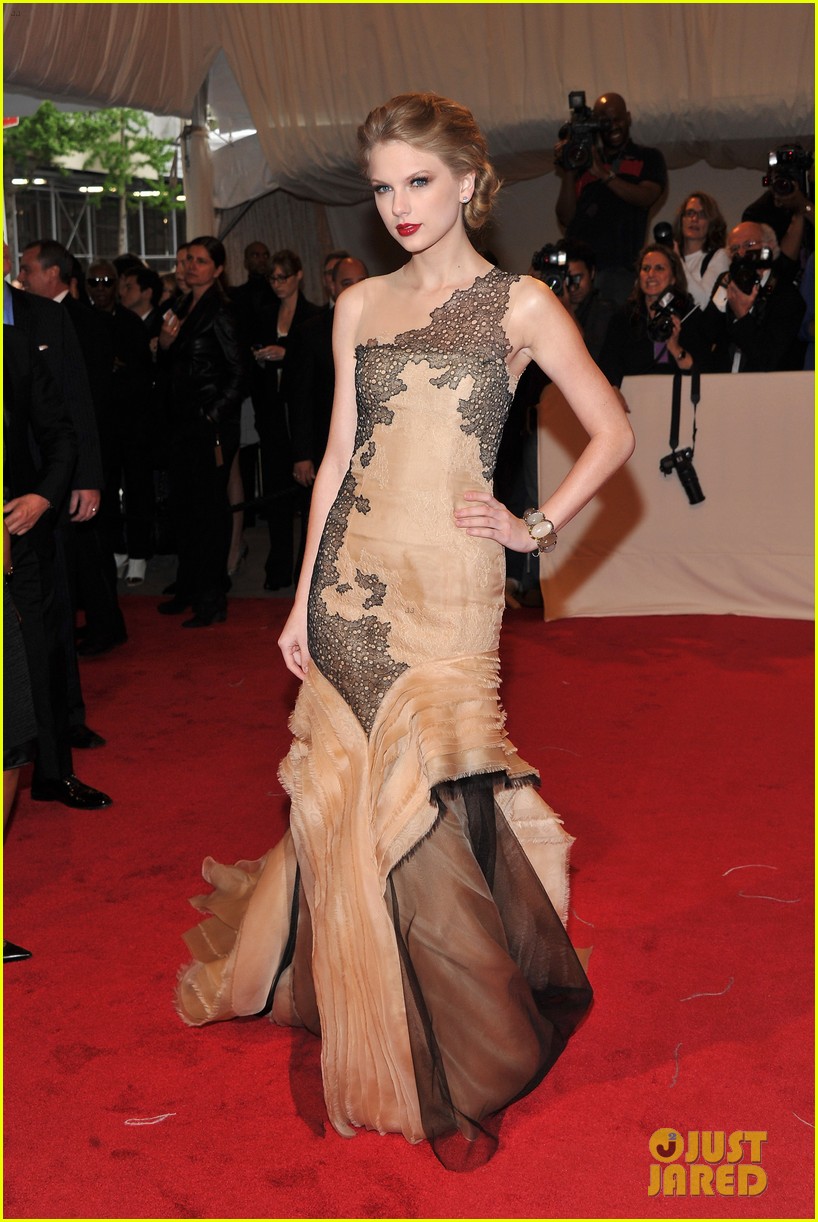 Full Sized Photo of taylor swift met gala co chair 2016 03 Photo