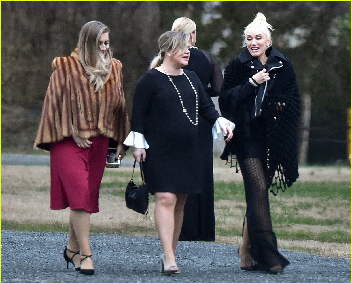 Gwen Stefani Blake Shelton Couple Up At Hairstylist S Wedding