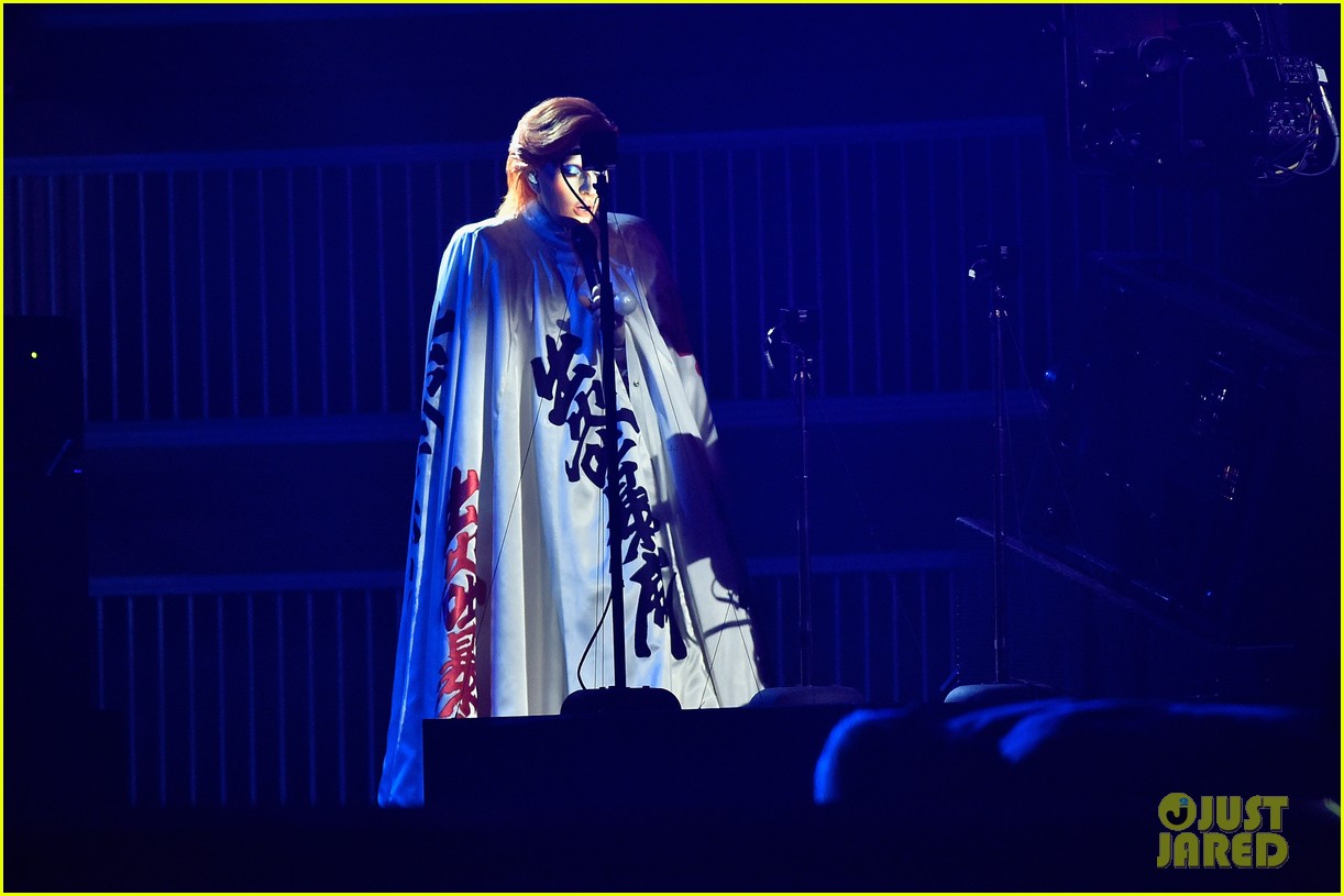 lady-gaga-performs-david-bowie-tribute-a
