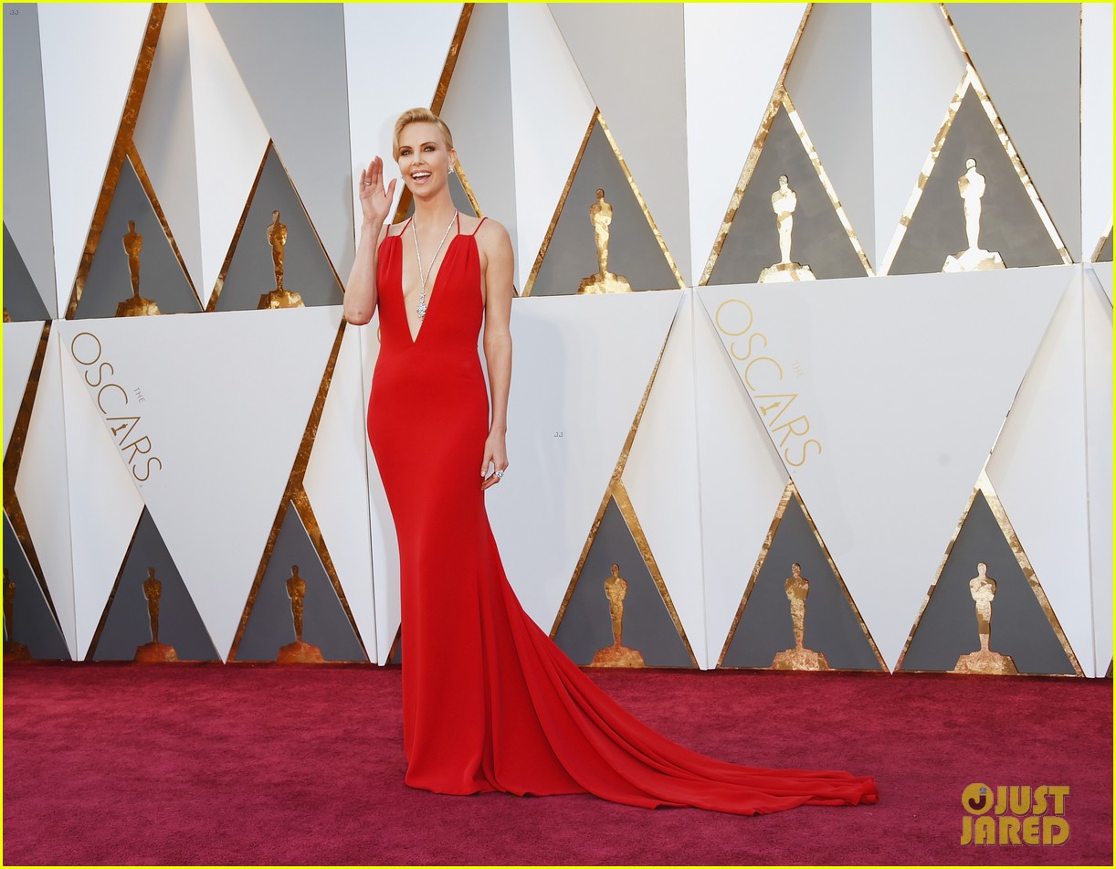 chalize-theron-is-a-vision-in-red-at-oscars-02.jpg