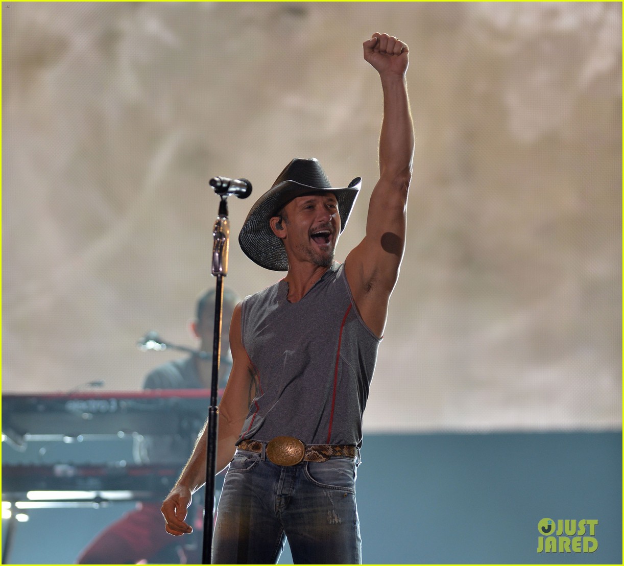 Country Studs Sam Hunt Amp Tim Mcgraw Perform At Tortuga