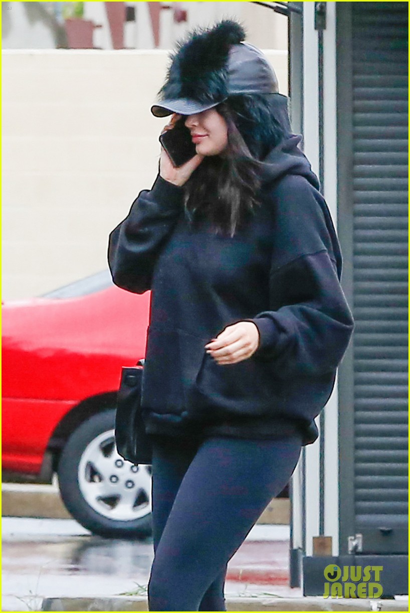 kylie jenner jordyn woods lunch rain la 06