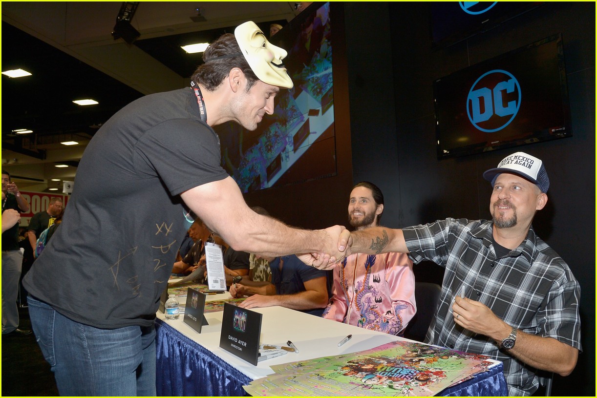 henry cavill goes shirtless at comic con 05
