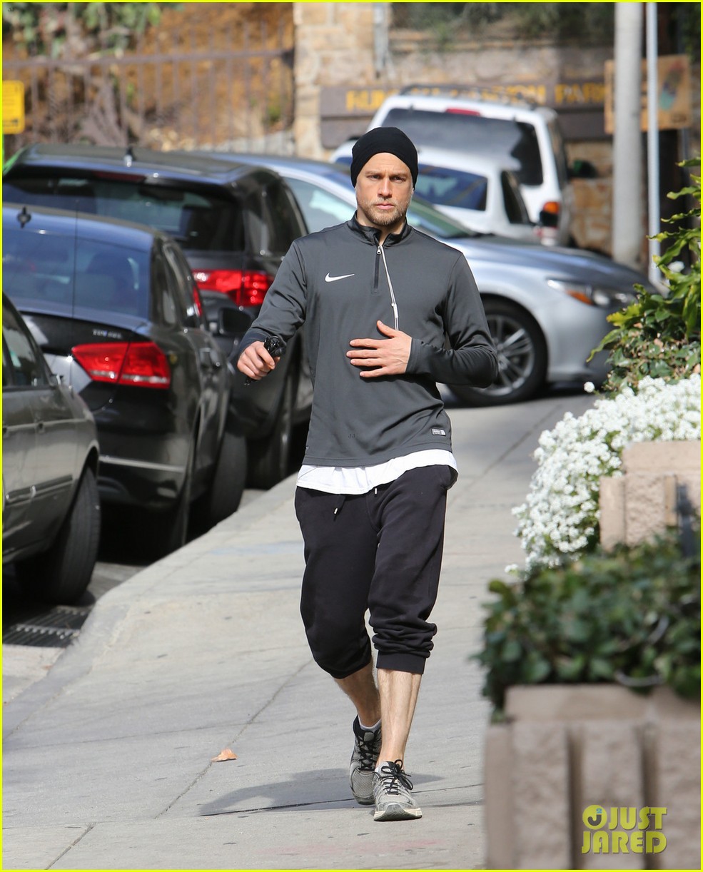 charlie-hunnam-goes-for-morning-hike-at-