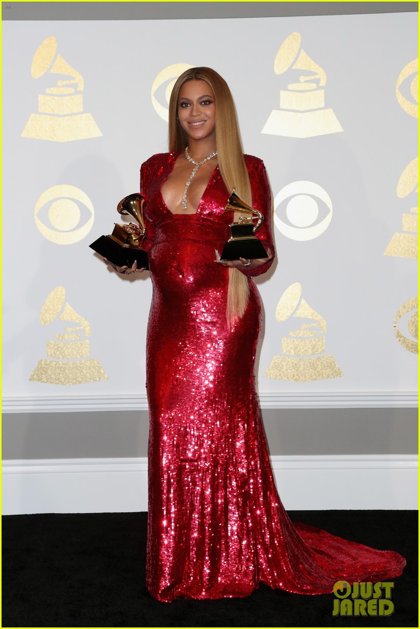beyonce-proudly-shows-off-two-grammys-in-press-room-03.jpg