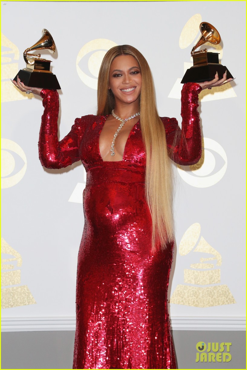 beyonce-proudly-shows-off-two-grammys-in-press-room-07.jpg