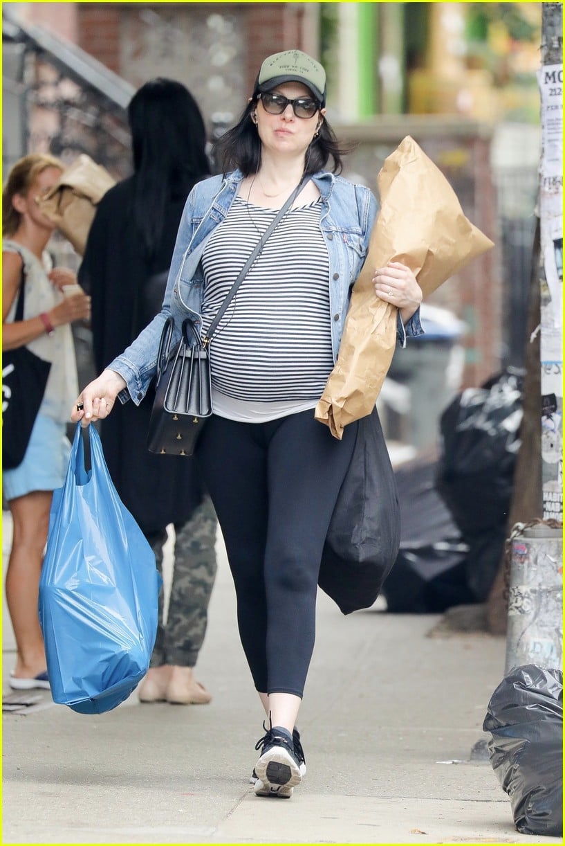 [Image: laura-prepon-shows-off-baby-bump-during-...rip-03.jpg]