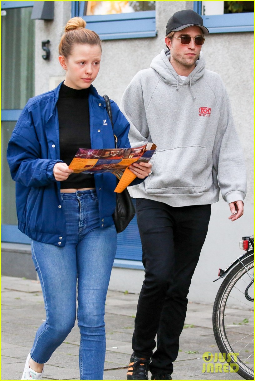 robert-pattinson-hangs-out-with-co-star-
