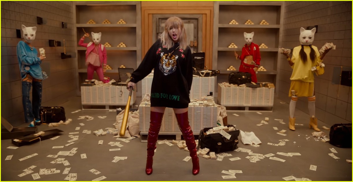 Taylor Swift with the Harley Quinn baseball bat in LWYMMD video