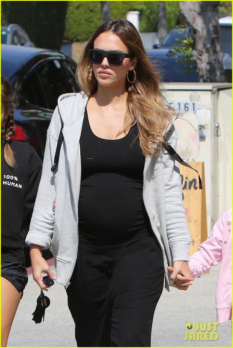 [Image: pregnant-jessica-alba-starts-off-her-wee...gym-01.jpg]