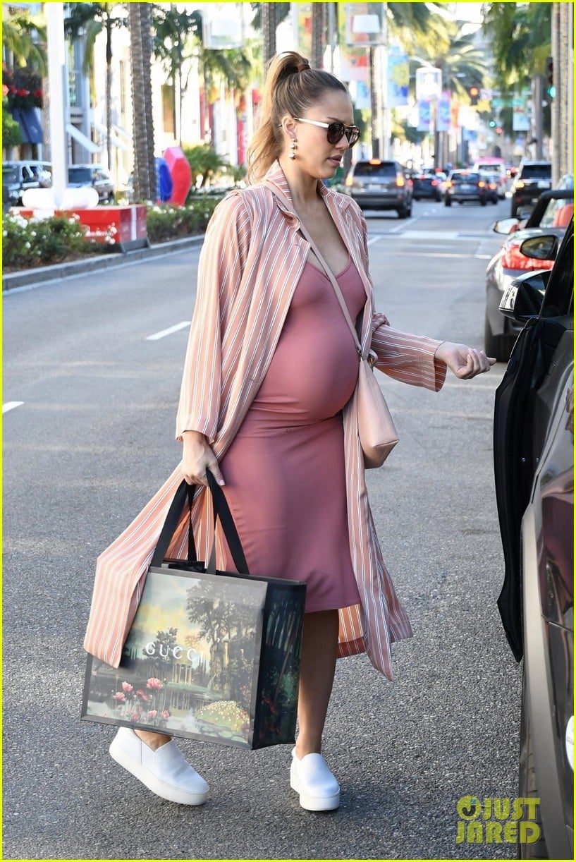 Pregnant Jessica Alba shows Baby Bump Stills Out Shopping 