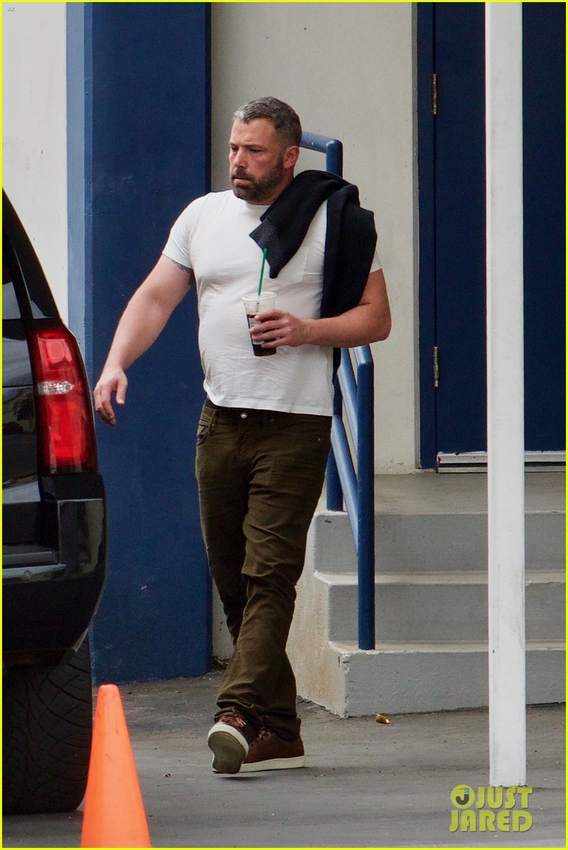 http://cdn04.cdn.justjared.com/wp-content/uploads/2018/10/affleck-af/ben-affleck-is-looking-so-buff-01.jpg