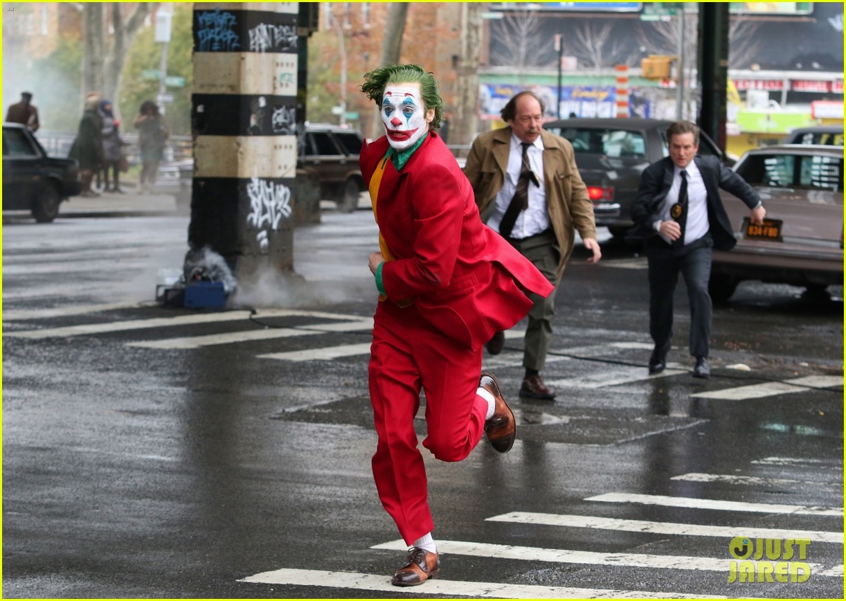 http://cdn04.cdn.justjared.com/wp-content/uploads/2018/11/joaquin-nyc/joaquin-phoenix-nyc-2018-november-joker-26.jpg