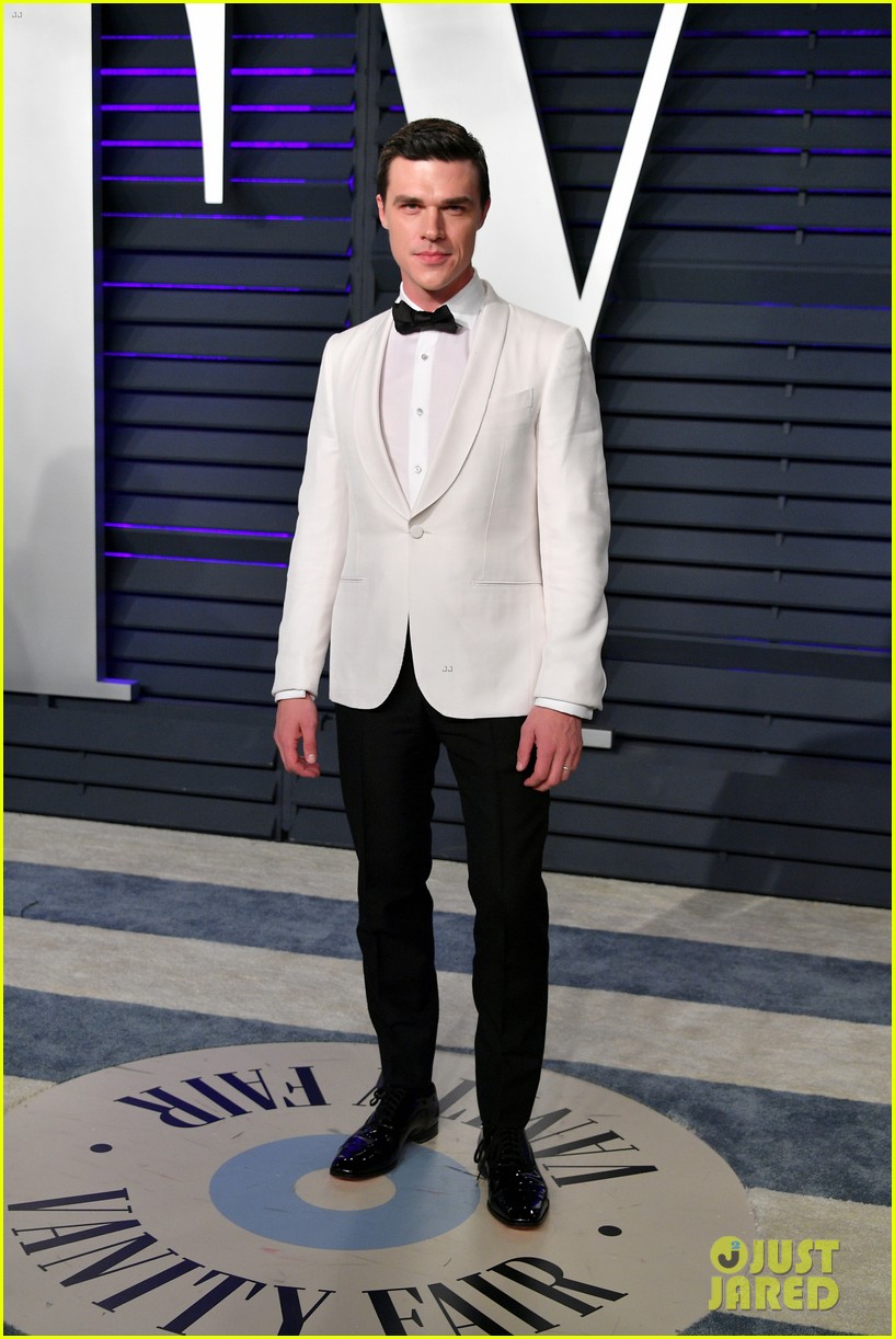 darren-criss-finn-wittrock-oscars-2019-00.jpg