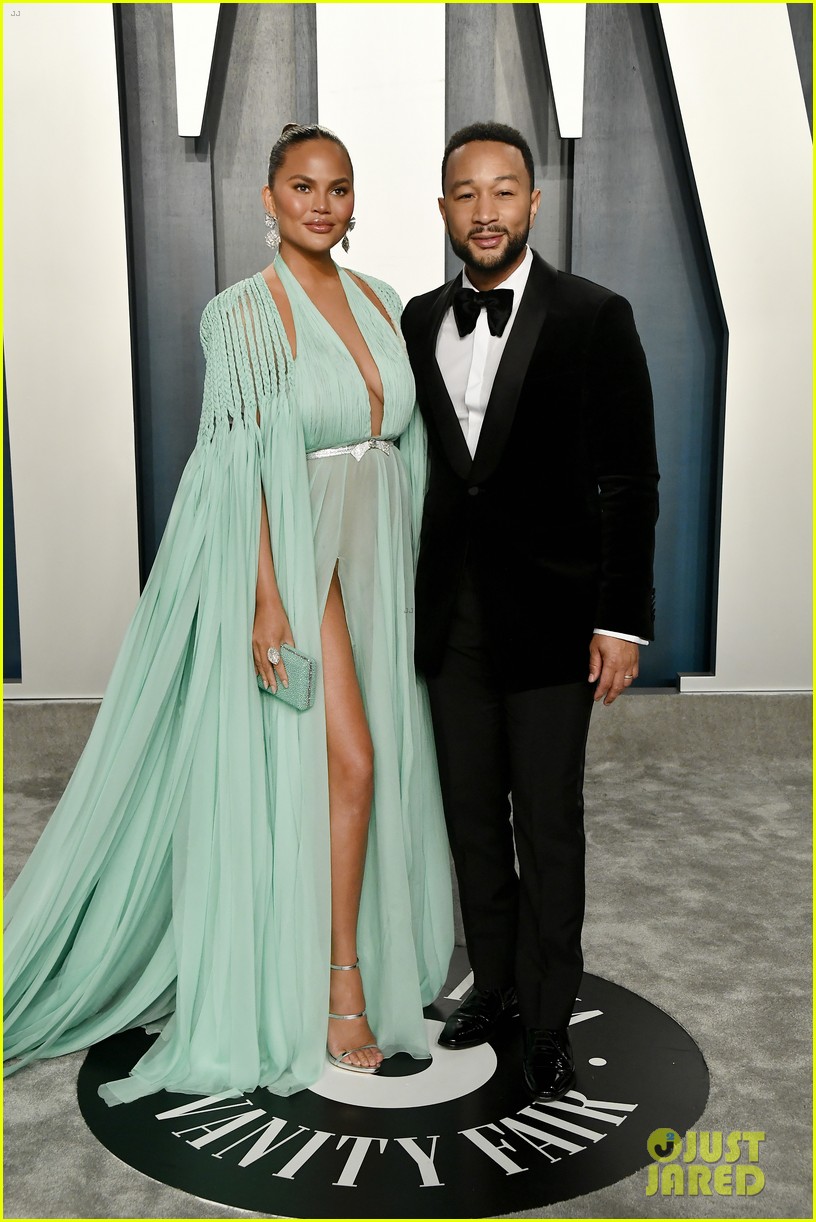Chrissy Teigen S Steals The Spotlight In Her Blue Gown At Vanity Fair S Oscar Party With John Legend Photo 4434738 2020 Oscars Parties Chrissy Teigen John Legend Pictures Just Jared
