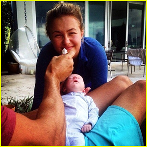 Hayden Panettiere & Wladimir Klitschko Share Sweet Selfie with Baby