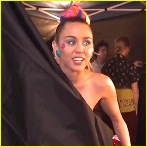Miley Cyrus Had a Nip Slip During MTV VMAs 2015 (Video)