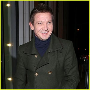 Jeremy Renner Shares Adorable Photo of Daughter Ava Decorating for the Holidays! - Just Jared