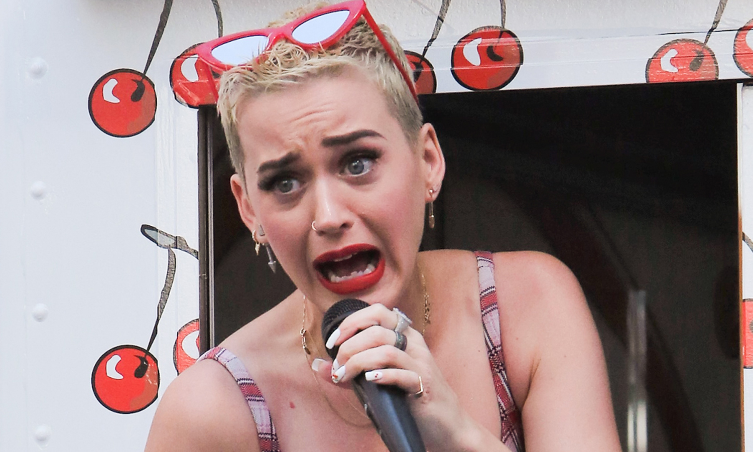 Katy Perry Criticized for Comparing Her Hair to Barack Obama