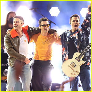 Jonas Brothers Close Out BBMAs 2021, Debut New Single During Their Performance!