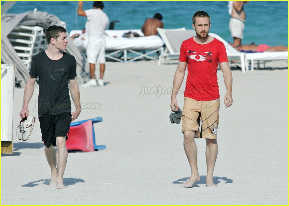 https://cdn04.cdn.justjared.com/wp-content/uploads/2007/05/gosling-shirtless/01-ryan-gosling-beach.jpg