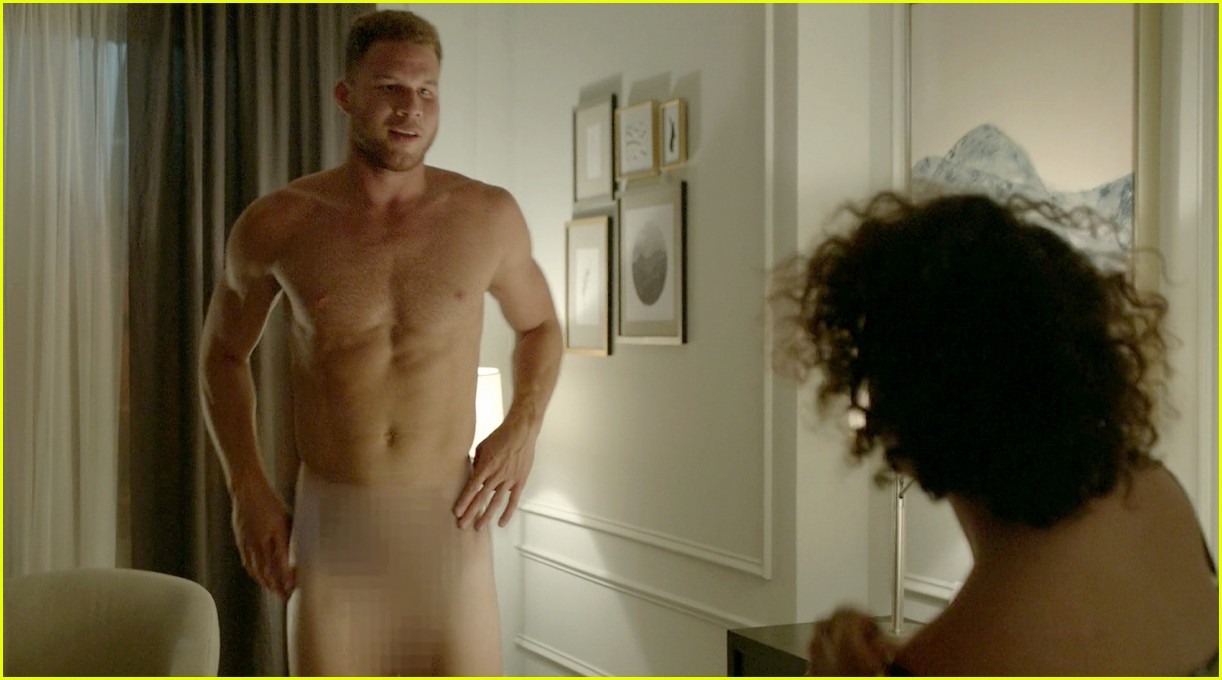 blake griffin strips down completely on broad city 03